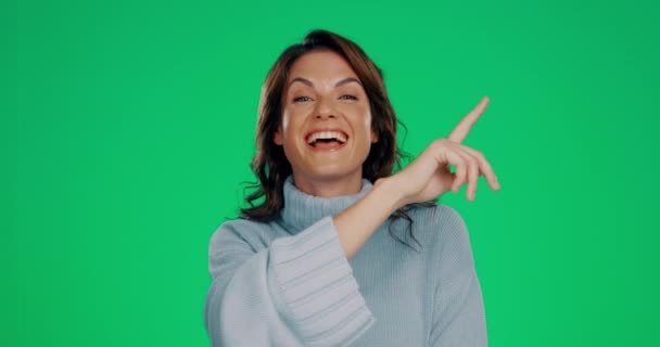 Женщина Счастливый Зеленый Экран Указывая Пространство Размещения Продукта Студии Изолированы — стоковое видео