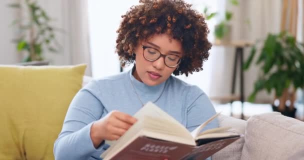 Entspannen Lesen Und Eine Frau Mit Einem Buch Auf Einem — Stockvideo