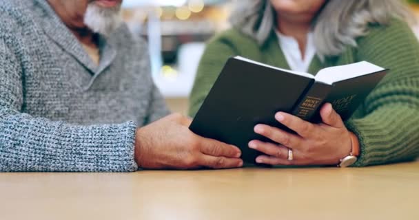 Primeros Planos Pareja Leyendo Biblia Libro Orando Casa Espiritual Confianza — Vídeos de Stock