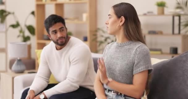 離婚のためのソファの上のカップルとの怒って 人間関係と怒りと過ちのために自宅のリビングルームで男と女とのコミュニケーション 不満と議論 — ストック動画