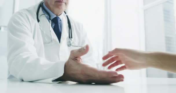Współczucie Trzymanie Się Ręce Pocieszenie Lekarzem Pacjentem Pomoc Wsparcie Zaufanie — Wideo stockowe