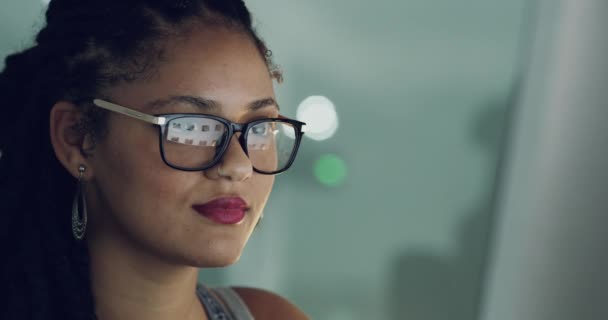 眼镜和电脑 办公室里有女商人 负责平面设计 规划和网站建设 为创新 研究和创业 夜间与女雇员进行技术 互联网和品牌宣传 — 图库视频影像
