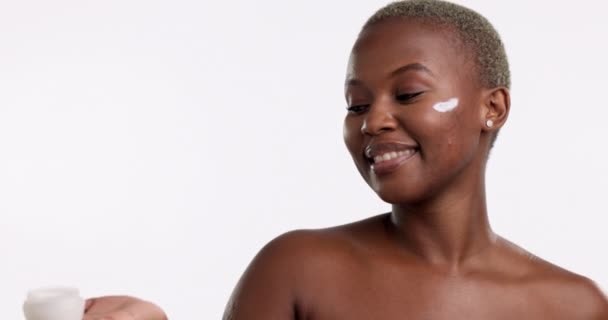 Skincare Mãos Mulher Negra Feliz Com Creme Facial Estúdio Cosméticos — Vídeo de Stock