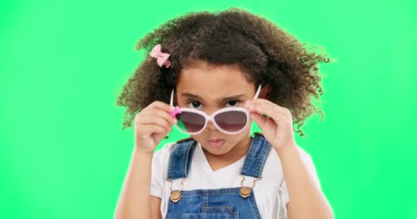 Dziecko Portret Okulary Przeciwsłoneczne Nastawieniem Zielonym Tle Ekranu Podglądające Okulary — Wideo stockowe