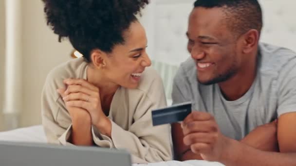 笔记本电脑 夫妇和网上购物与信用卡在床上 数字银行或支付在家里的卧室 跨种族 电子商务和快乐的黑人男女拥抱销售 金融或金融采购 — 图库视频影像