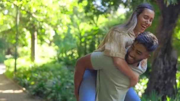 Liebe Natur Und Huckepack Für Ein Glückliches Paar Das Garten — Stockvideo