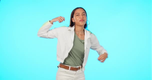 Jovem Está Dançando Retrato Com Energia Movendo Espaço Mockup Felicidade — Vídeo de Stock