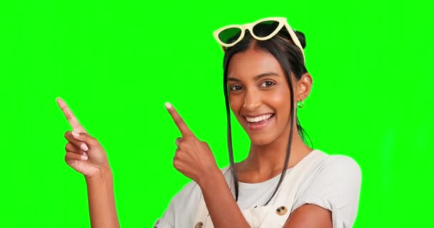 Зелений Екран Обличчя Студія Щаслива Жінка Вказують Комерційне Просування Рекламний — стокове відео