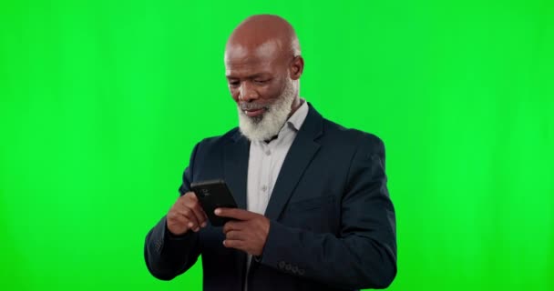 Pantalla Verde Hombre Negro Apuntando Teléfono Noticias Negocios Comunicación Aislada — Vídeo de stock