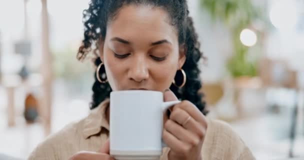Σκέψη Καφέ Και Χαλαρώσετε Μια Γυναίκα Στο Σαλόνι Του Σπιτιού — Αρχείο Βίντεο