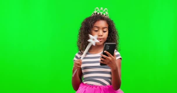 ファンタジー 魔法の杖やトラッキングマーカーと顔のための緑の画面で女の子の子供 プリンセスと電話X 女性の子供 衣装のためのモックアップスペースを持つ王室とスマートフォン スタジオでの創造とゲーム — ストック動画