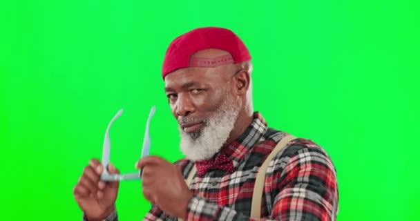 Schermo Verde Occhiali Sole Fresco Ritratto Uomo Anziano Sensazione Felice — Video Stock
