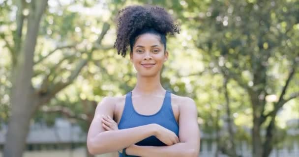 女人和自信与双臂交叉在一起 用于锻炼 锻炼或自然训练 公园里快乐 自信的女赛跑选手形象 对运动 跑步或健康的微笑 — 图库视频影像