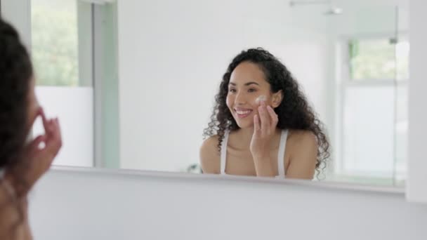 Счастливая Женщина Лицо Крем Зеркале Кожи Косметики Красоты Здорового Здоровья — стоковое видео
