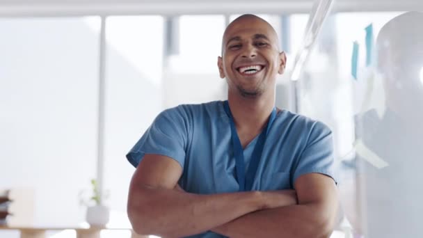 Šťastný Sebevědomý Tvář Lékaře Jeho Kanceláři Konzultaci Nemocnici Štěstí Úsměv — Stock video