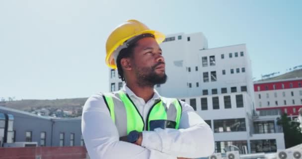 建設労働者の仕事とプロジェクト管理を考え 屋外計画と誇り高いエンジニアリング黒人男性 青い空に都市の建築物や建物を持つ幸せな請負業者 電気技師またはビルダー — ストック動画