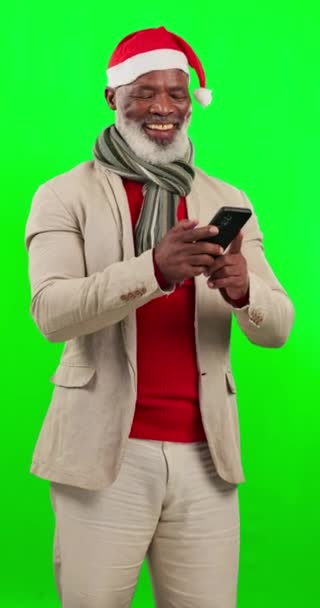圣诞节 绿色的屏幕和黑色的男人与智能手机 脸和欢乐在工作室的背景 肖像画 非裔美国人 头戴圣诞帽 与社交媒体有联系的男人 — 图库视频影像