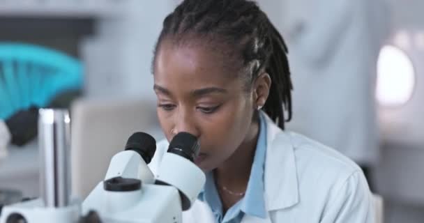Czarna Kobieta Naukowiec Mikroskop Analizą Badań Naukowych Medycznych Laboratorium Skupienie — Wideo stockowe
