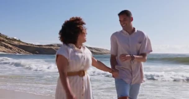Пара Біжіть Посміхайтеся Пляжі Разом Любов Обіймами Або Язками Відпустці — стокове відео