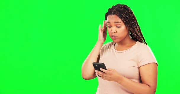 混乱し コミュニケーションのためのスタジオで緑の画面の背景に黒い女性とモックアップ 携帯電話 連絡先とクロマキーにテキストメッセージを入力しながら有罪の女性の気持ちで心配 — ストック動画