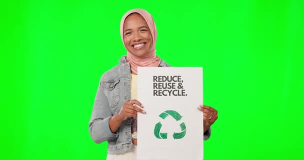 绿色屏幕 回收标志和妇女面临隔离工作室背景的可持续性 回收或生态友好的海报 穆斯林人像 纸板和社会责任或气候变化 — 图库视频影像