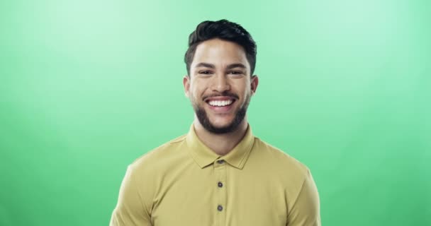 Gesicht Lustig Und Mann Mit Hochgereckten Daumen Auf Grünem Bildschirm — Stockvideo