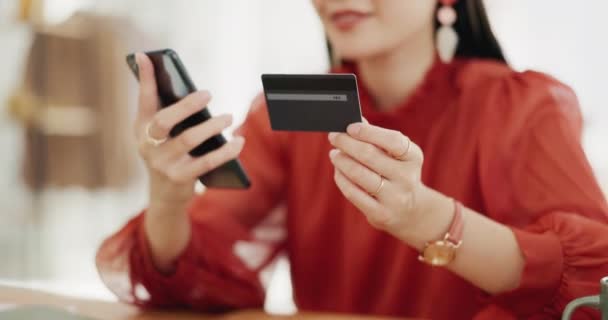 Kvinnliga Händer Kreditkort Och Telefon För Affärer Online Shopping Handel — Stockvideo