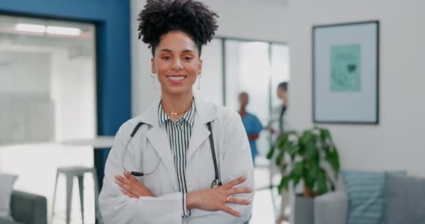 Горде Обличчя Лікаря Чорної Жінки Зайнятій Лікарні Медичних Послуг Лідерства — стокове відео