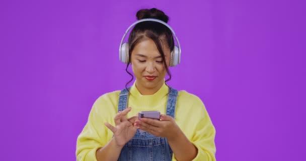 Rolagem Música Telefone Com Mulher Asiática Fones Ouvido Para Streaming — Vídeo de Stock