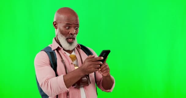 通知やネットワーク接続のためのすごい顔のための緑の画面上の黒人男性 驚きと電話 競争の勝者としてモックアップスペースとスマートフォンとスタジオの背景にアフリカのシニア男性 — ストック動画