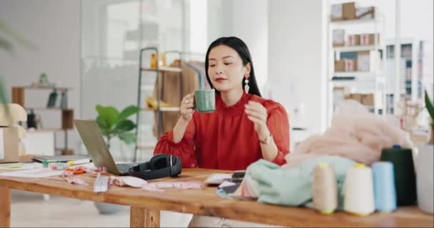 オフィススタジオでテキスタイル テーラーメイド ファブリックチェックのチェックリストを持つファッションデザイナーの女性は彼女の小さなビジネススタートアップを計画しています 生産性のための品質管理 アジア人コーヒー — ストック動画