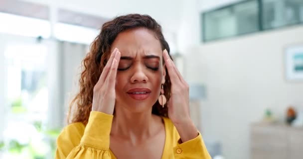 Stress Maux Tête Épuisement Professionnel Avec Une Femme Bureau Frottant — Video