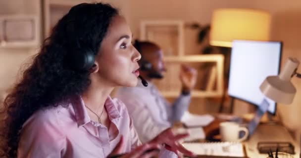 Tele Pazarlama Sohbet Kadın Geceleri Müşteri Desteği Danışmanlık Üzerinde Çalışıyor — Stok video