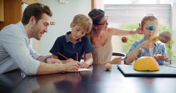 Hilfe Wissenschaftsprojekt Und Lernen Mit Der Familie Tisch Für Bildung — Stockvideo