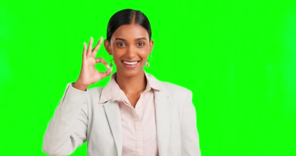 快乐的女人 脸蛋或好手在绿色屏幕上为成功 企业管理或公司投票表情符号 在孤立的模型上为企业印度人做一个微笑 肖像或好的手势 供任务评审之用 — 图库视频影像