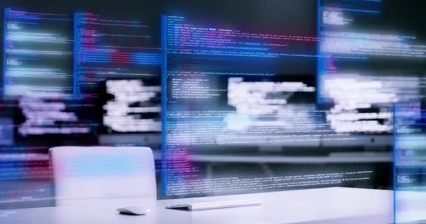 オフィスのコンピュータソフトウェア システムまたはアプリケーションの夜のプログラミング コーディング ダッシュボード サイバーセキュリティ Htmlまたは仮想3Dデータのためのコードまたはプログラム言語のホログラムまたは画面インターフェイス — ストック動画