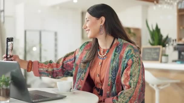 Телефон Селфі Жінка Офісі Ноутбуком Кавою Онлайн Завданням Щасливими Посмішкою — стокове відео
