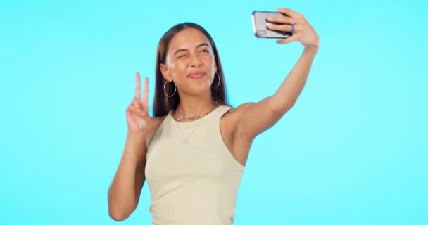 Kadın Selfie Öpücük Yüzlü Barış Işareti Etkileyici Mavi Arka Planda — Stok video