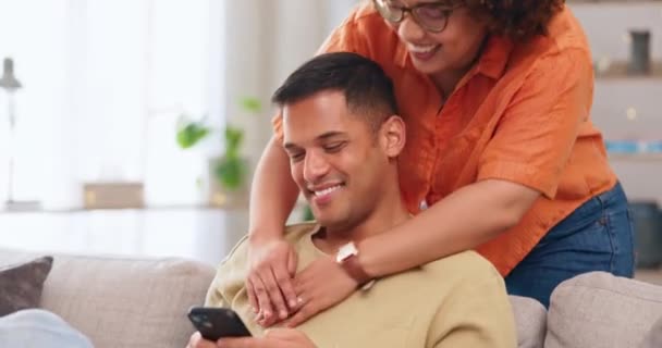 Heureux Parlant Couple Riant Avec Téléphone Regardant Mème Vidéo Drôle — Video