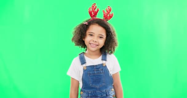 孩子们 圣诞节和一个女孩在工作室的绿色屏幕背景上戴着驯鹿鹿角头巾 孩子们 肖像画或与可爱的小女孩共度佳节 在节日时感到快乐 — 图库视频影像