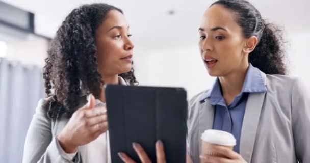 Γραφείο Γυναίκες Tablet Για Επικοινωνία Ομιλία Μιλώντας Για Ιδέες Περιεχομένου — Αρχείο Βίντεο
