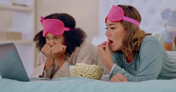 Korku Filmleriyle Yataktaki Kadın Arkadaşlar Evde Patlamış Mısır Yemek Yatıya — Stok video