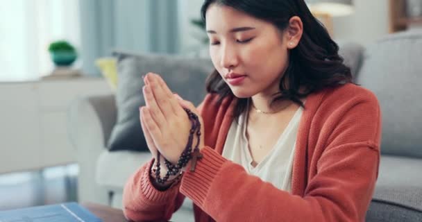 Χριστιανή Γυναίκα Κομπολόι Και Προσεύχεται Στο Σπίτι Της Πνευματικής Πίστης — Αρχείο Βίντεο