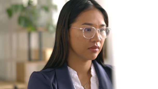 Okulary Twarz Poważna Kobieta Komputerze Biurze Planowania Online Administracji Mail — Wideo stockowe