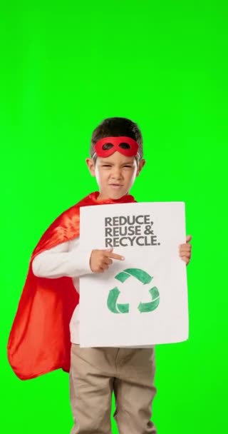 Criança Herói Apontando Tela Verde Com Cartaz Reciclar Para Prestação — Vídeo de Stock
