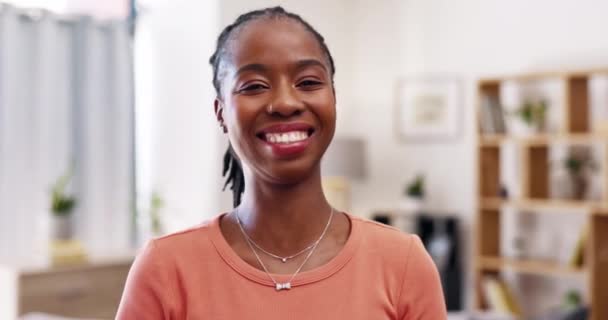 Yüz Gülümseme Evde Kolları Bağlı Bir Kadın Rahat Rahat Bir — Stok video