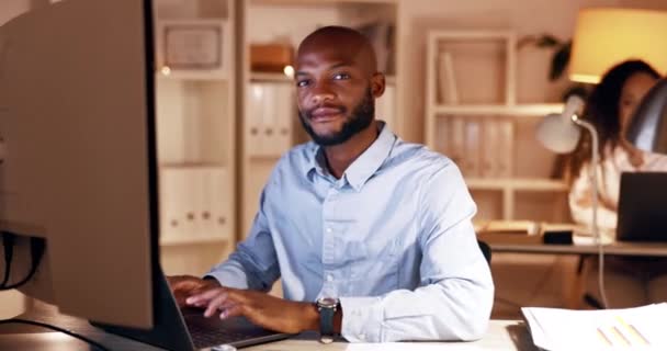 Πρόσωπο Γραφείου Αυτοπεποίθηση Και Χαρούμενος Μαύρος Οικονομικός Λογιστής Διαχειριστικό Χαμόγελο — Αρχείο Βίντεο