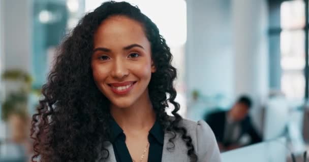 仕事で起業家のための自信と幸福と現代のオフィスの顔と女性にビジネス 職場での成功 機会とプロの仕事を持つビジネス女性の幸せな肖像画 — ストック動画
