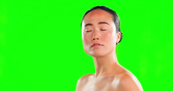 スキンケア 皮膚科 化粧品のための緑の画面の背景に美しさ 顔とアジアの女性 美肌モデルとともにスパ顔やセルフケアグローオン肌思考のモックアップスペースでスタジオ — ストック動画