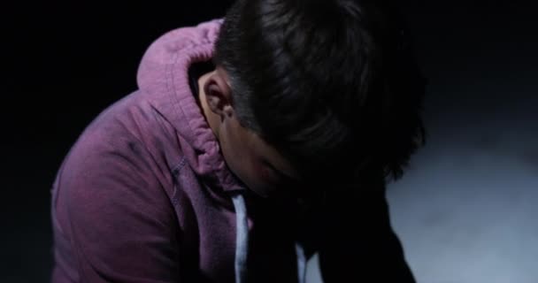 Barnmisshandel Depression Och Våld Med Pojke Ensam Ett Mörkt Rum — Stockvideo